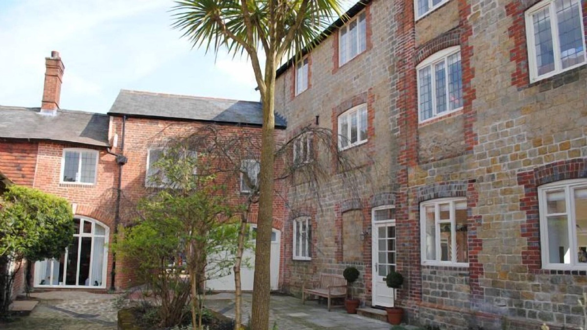 Midhurst Apartment | 11 Angel Yard - a flat that sleeps 4 guests in 2 bedrooms