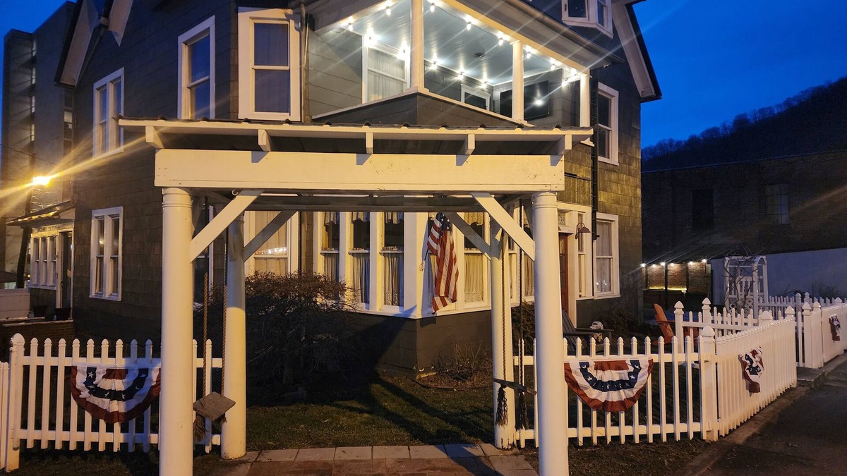 Williamson House | 11 bed 7 bath large home and able to ride right from the home to the HMT trails