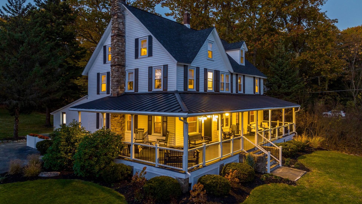 Mount Pocono Cabin | 11 bedroom Lodge - Swim Spa/Hot Tub - Firepit - Game room - sleeps 26