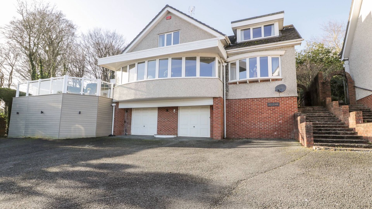 Menai Bridge Cottage | 11 GLYN GARTH MEWS, pet friendly, with a garden in Llandegfan