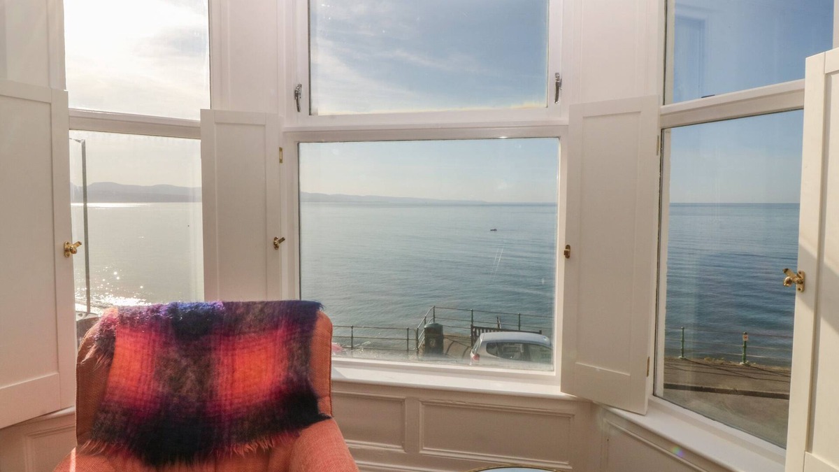 Criccieth House | 11 MARINE TERRACE, pet friendly, luxury holiday cottage in Criccieth