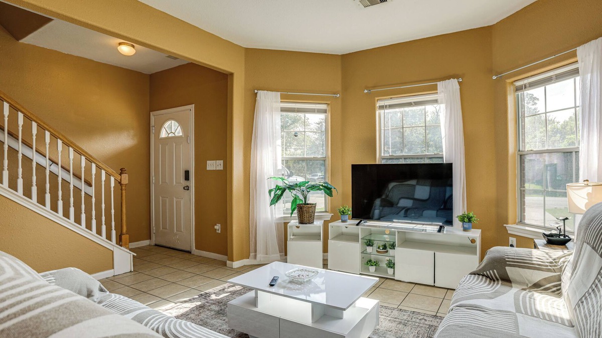 Northeast Houston House | 11 Mi to Dtwn Houston: Pet-Friendly Home w/Yard!