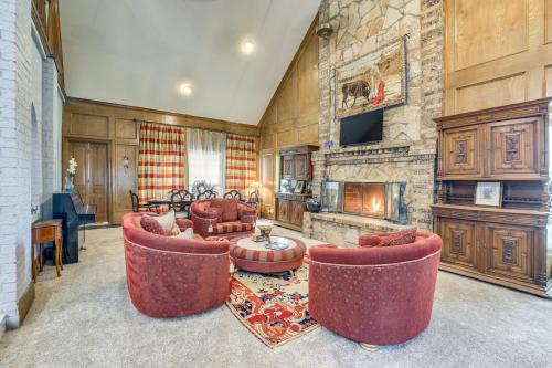 Ederville House | 11 Mi to Dtwn Luxe Home with Pool in Fort Worth