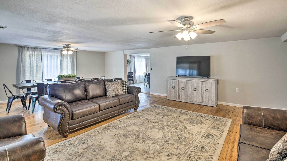 Royal House | 11 Mi to Lake Ouachita: Family Cabin w/Yard