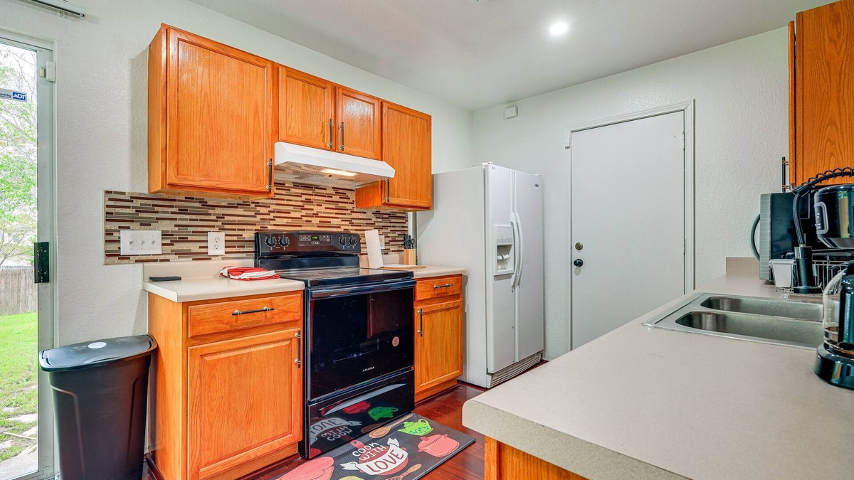 Kyle House | 11 Mi to San Marcos: Charming Family Gem w/Yard