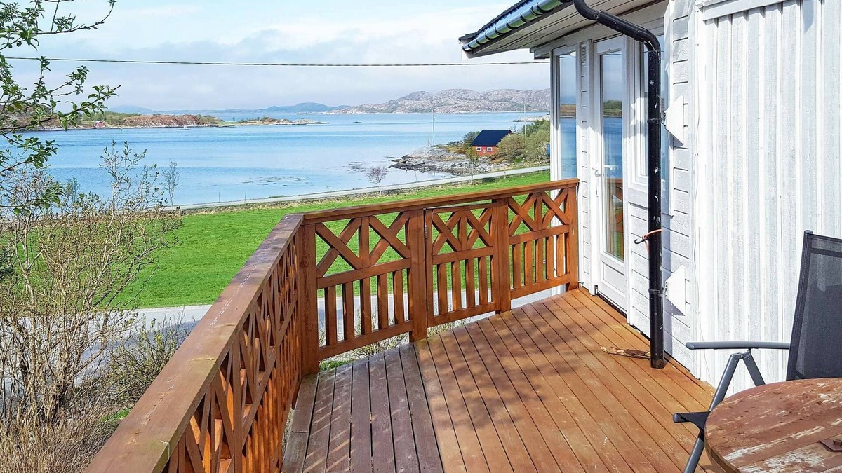Naeroy House | 11 person holiday home in kolvereid