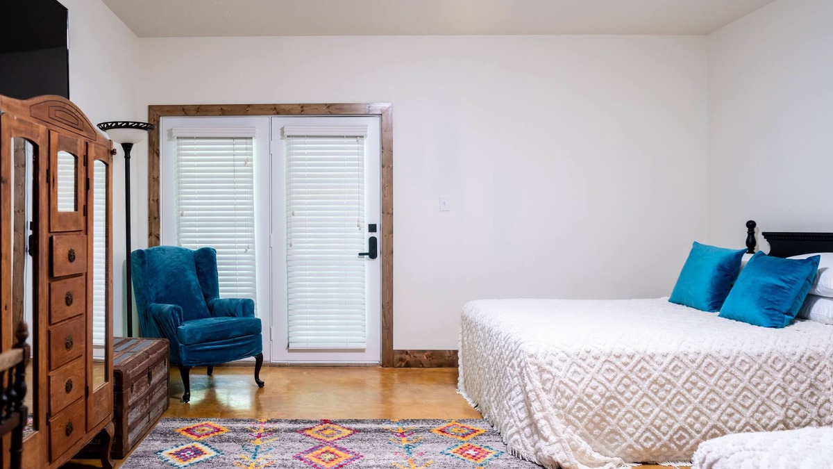 Brenham Apartment | #11: Queen Suite on 73 acres - Horse Oasis -12bd Inn - Creek -10min to Round Top