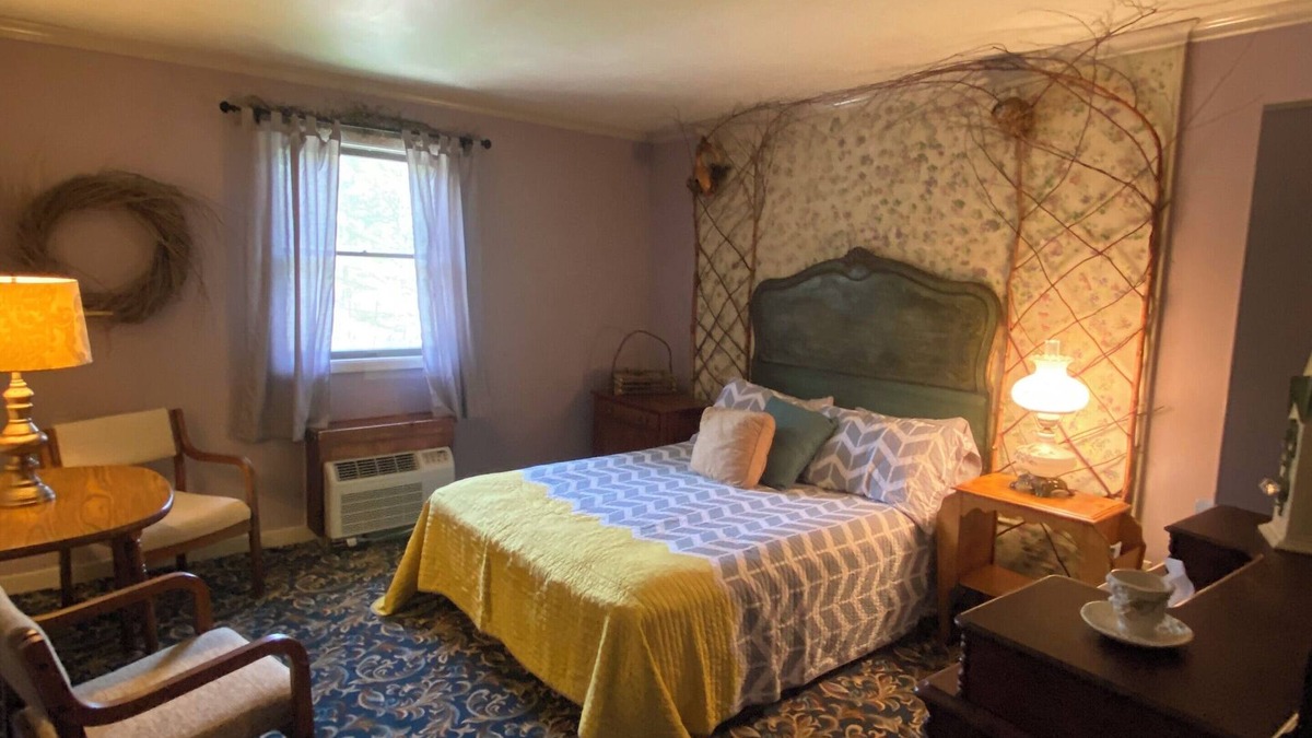 Clarington Apartment | 11-Robin's Nest Room