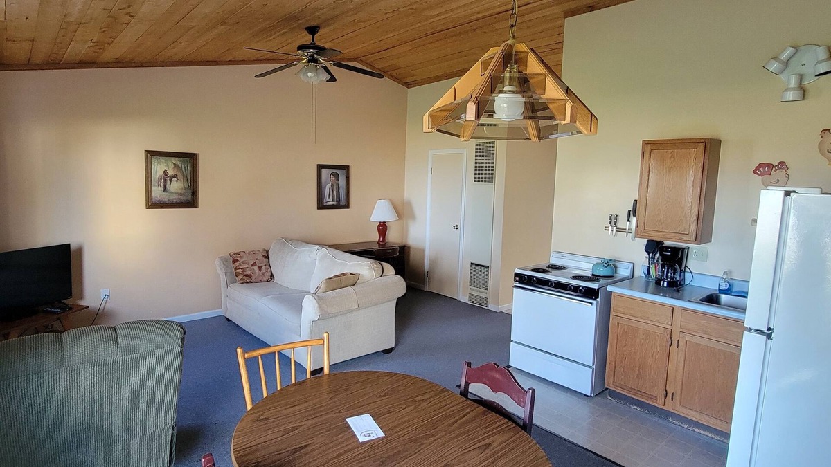 Oscoda Resort | #11 Thomas' Parkside Cottages, 1BR Beachfront w/Huron views, Downtown location