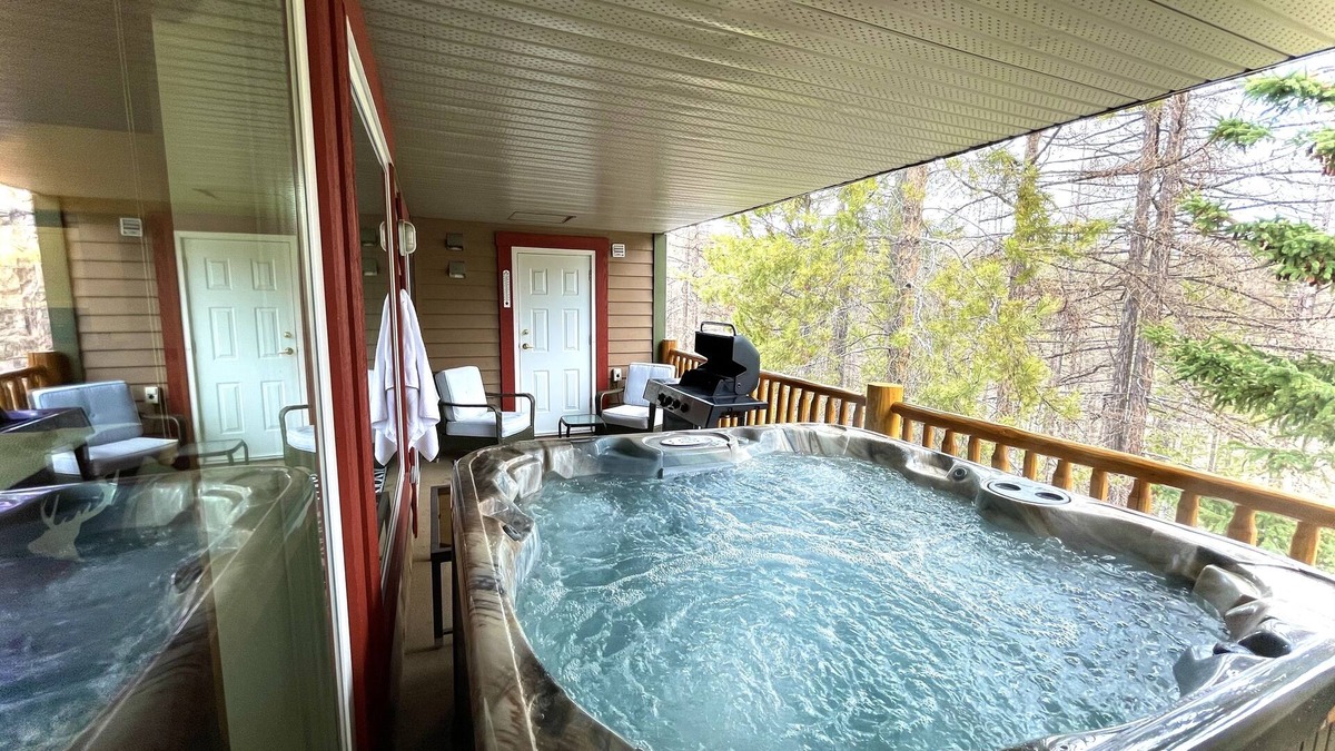 East Kootenay Condo | 🖤 111 Escape to Your Mountain Oasis Ski-In/Out Condo with A/C and Hot Tub🖤