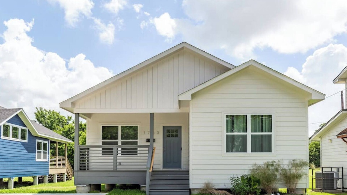 Lawndale/ Wayside House | 111 Lavish Bungalow 1753! Medical Center, Stadiums