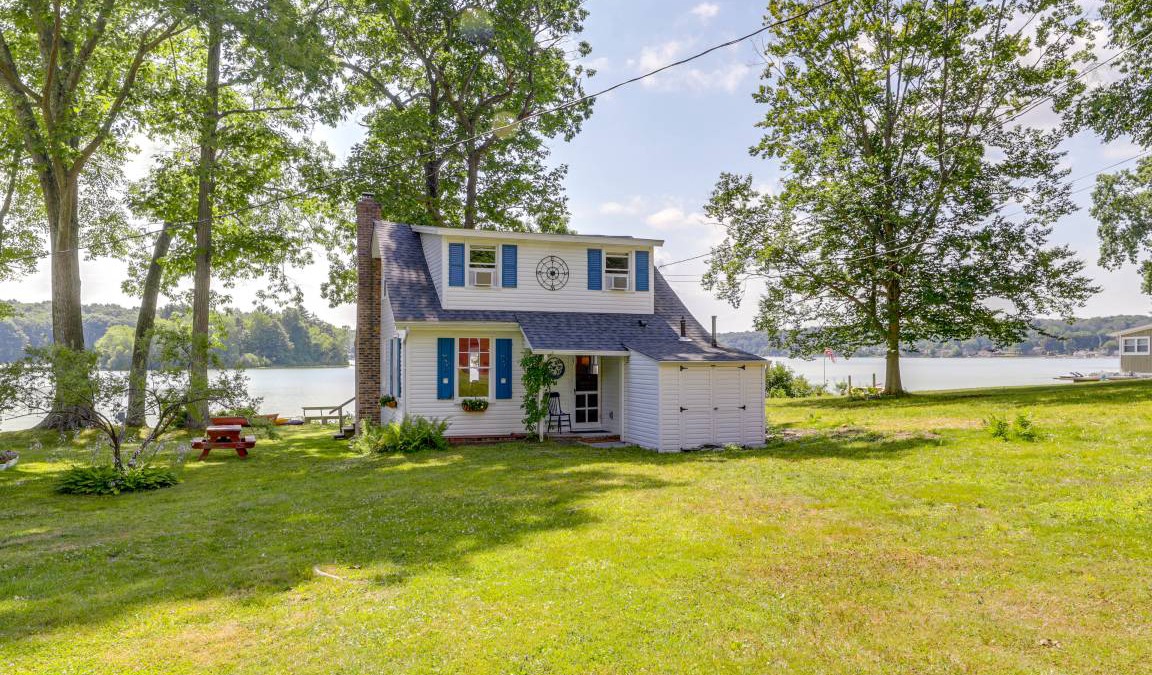 Coventry Lake Cottage | 111 m² Cabin ∙ 3 bedrooms ∙ 6 guests