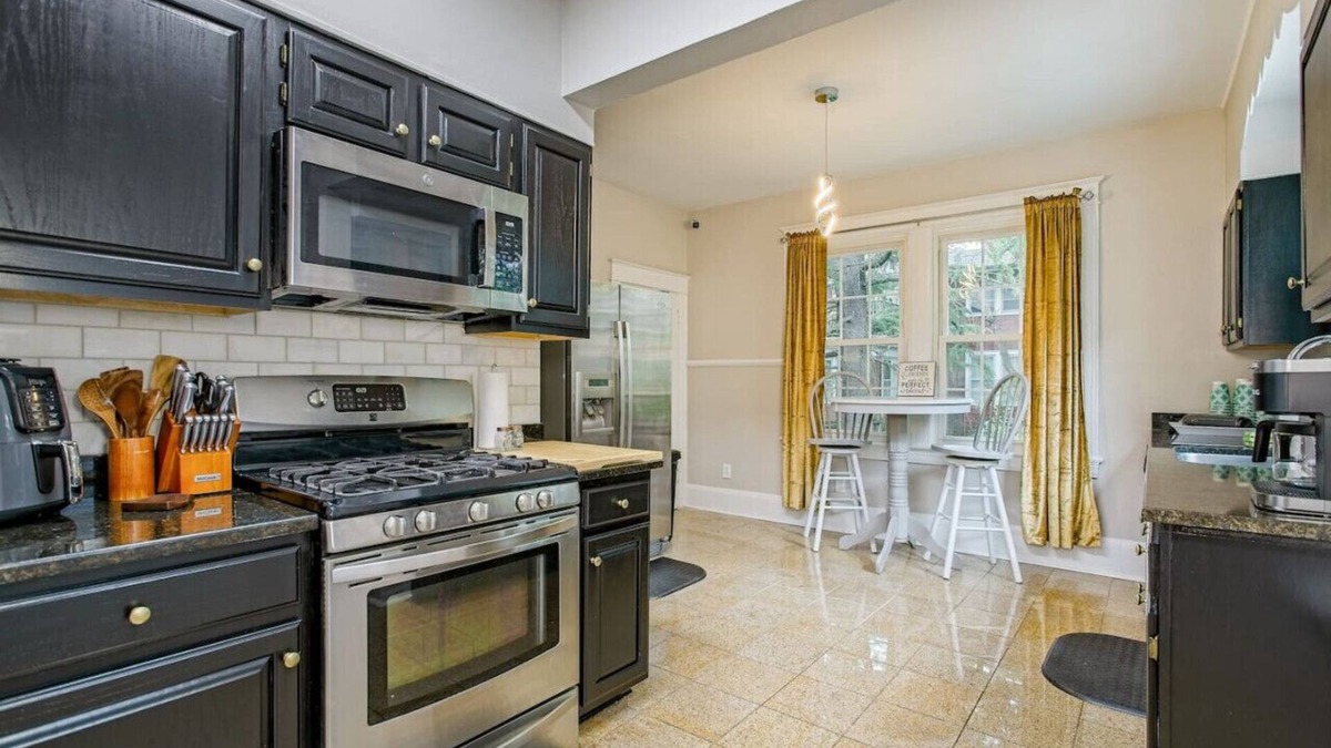 Norfolk House | 111) Massive 6 bedroom home with a Pool!