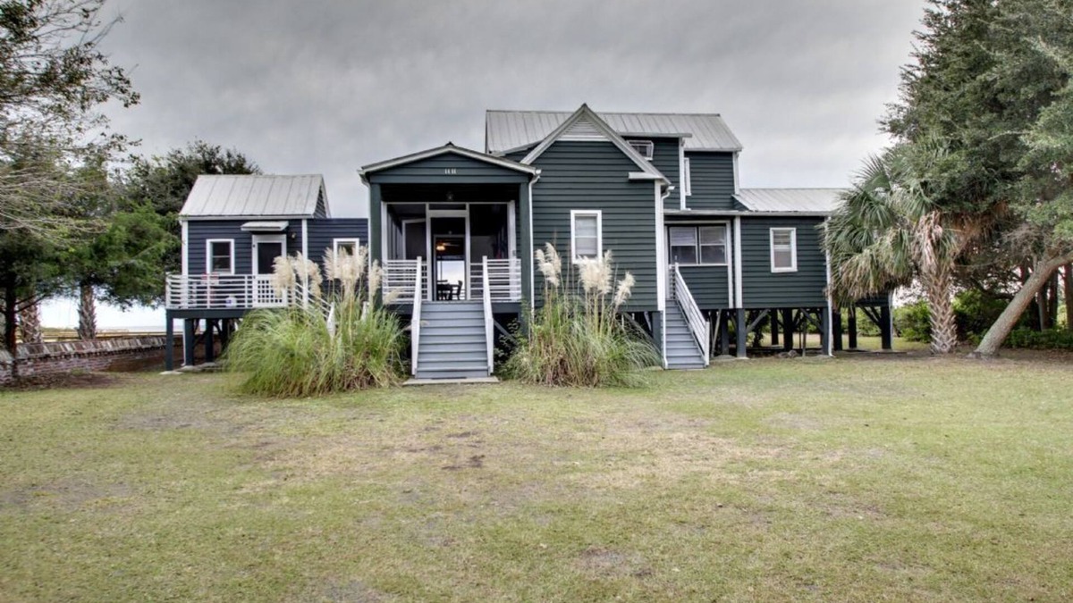 Sullivan's Island House | 1111 Middle Street by AvantStay | Charming Historic Cottage + Beach Access
