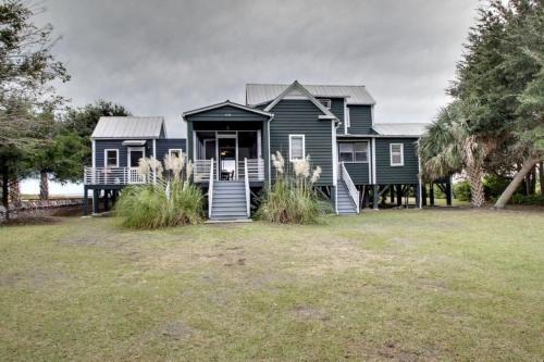 Sullivan's Island House | 1111 Middle Street by AvantStay Charming Historic Cottage Featured in Dear John Movie Beach Access