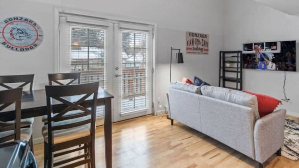 South Perry District Apartment | 1114 E 8th · GONZAGA theme townhome w/King bed 6 mins to campus