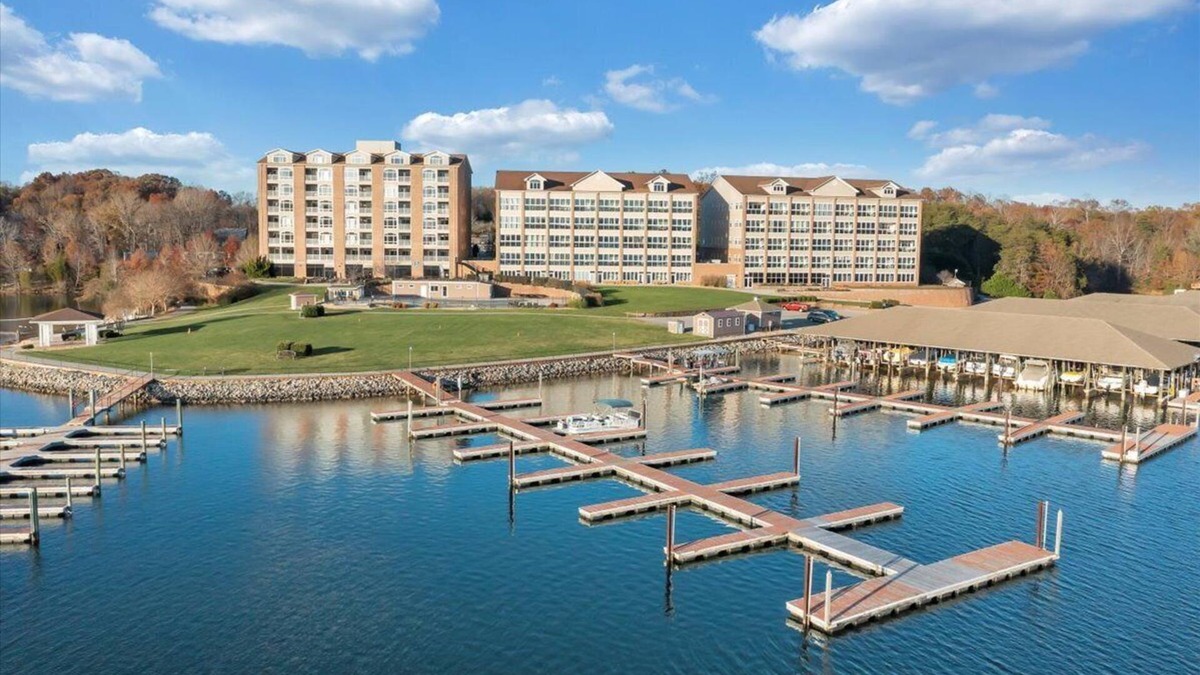 Huddleston Apartment | #113 Pointe - 1 Bedroom Lakefront Condo at Mariners SML