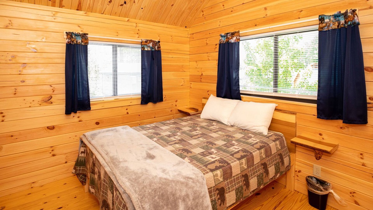 Logan Cabin | 114) Pelican Log Cabin. Close to Hocking Hills State Park and more!
