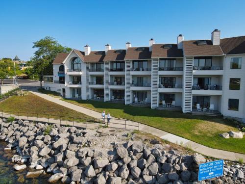 Charlevoix House | 116 Edgewater Inn