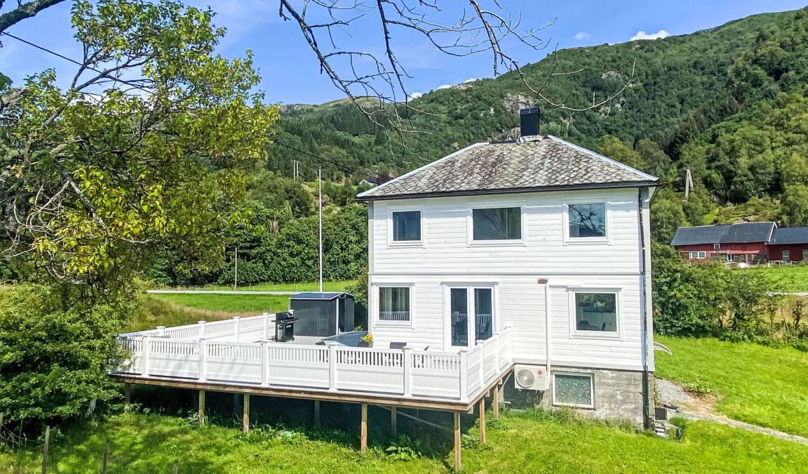 Hyllestad House | 116 m² House ∙ 1 bedroom ∙ 8 guests