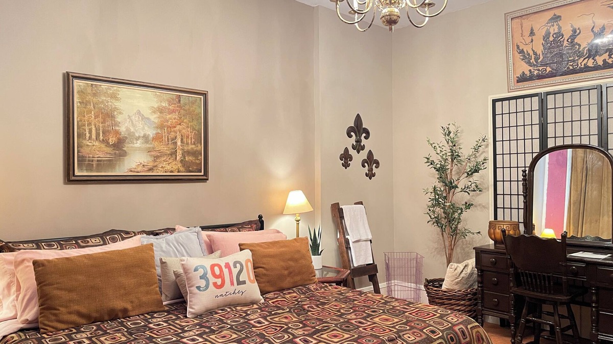 Natchez Apartment | 118 B&B - Center of Historic Downtown Natchez Listed Instant Book on