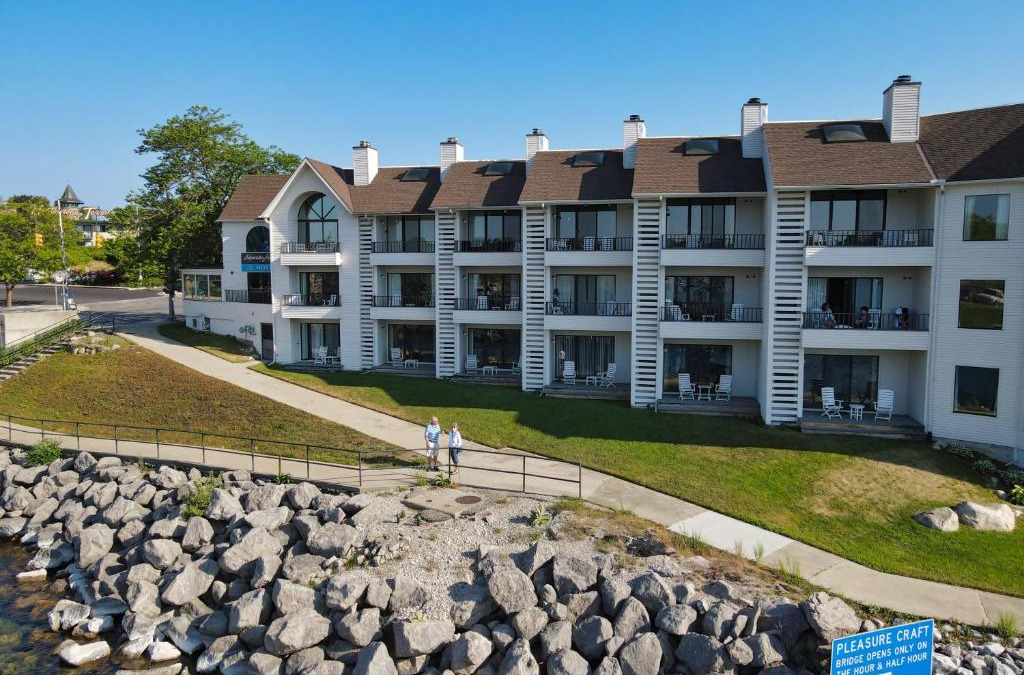 Charlevoix House | 118A Edgewater Inn