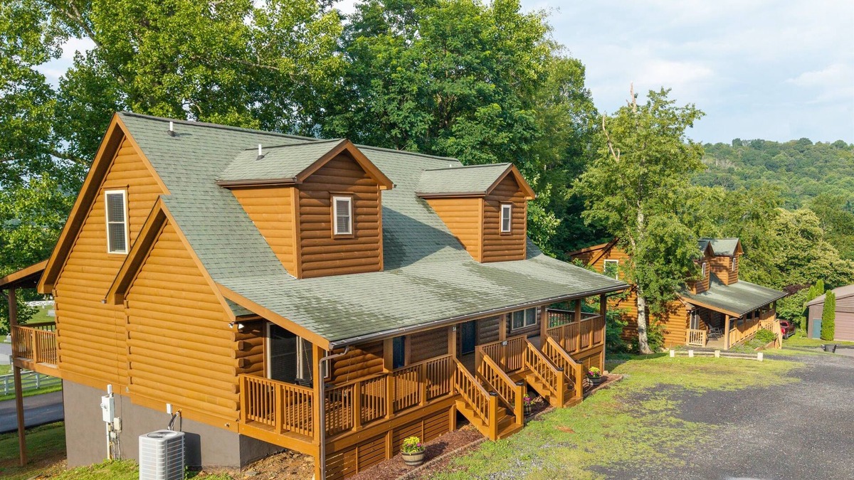 West Jefferson Cabin | 11BR Retreat | 2 Cabins | Walk to WJ | Sleeps 27