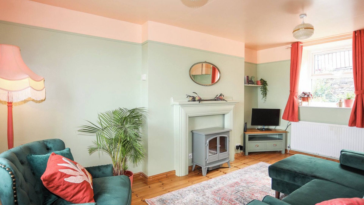 Y Felinheli Cottage | 12 BRYNFFYNNON, family friendly, with a garden in Y Felinheli