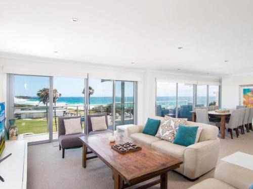 Forster House | 12 Cliff Road
