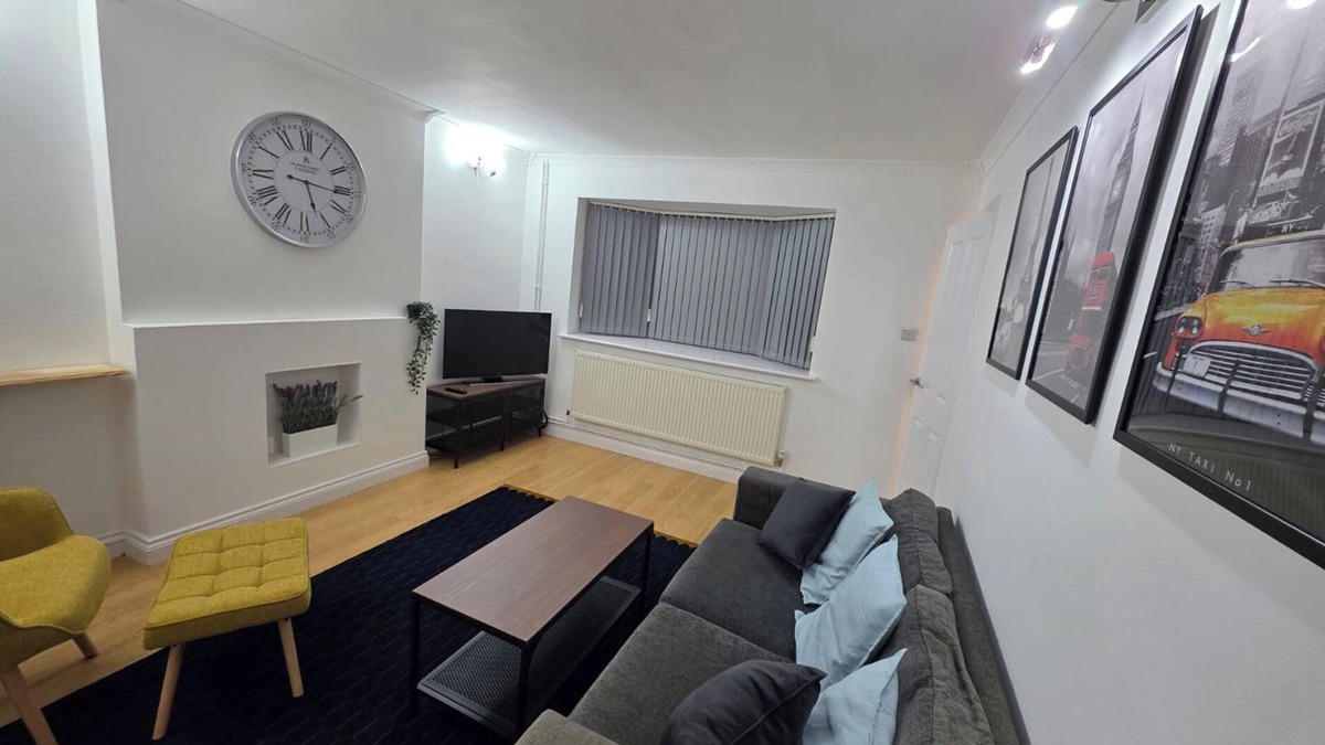 Leicester Cottage | 12 GORSE LANE, family friendly, with a garden in Syston