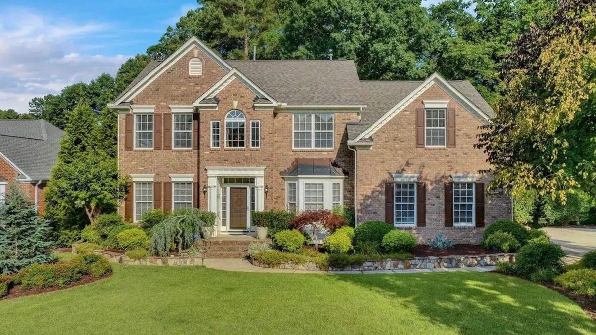 Wake Forest House | 12 guest, family &dog friendly home on ½ acre in Wake Forest, NC