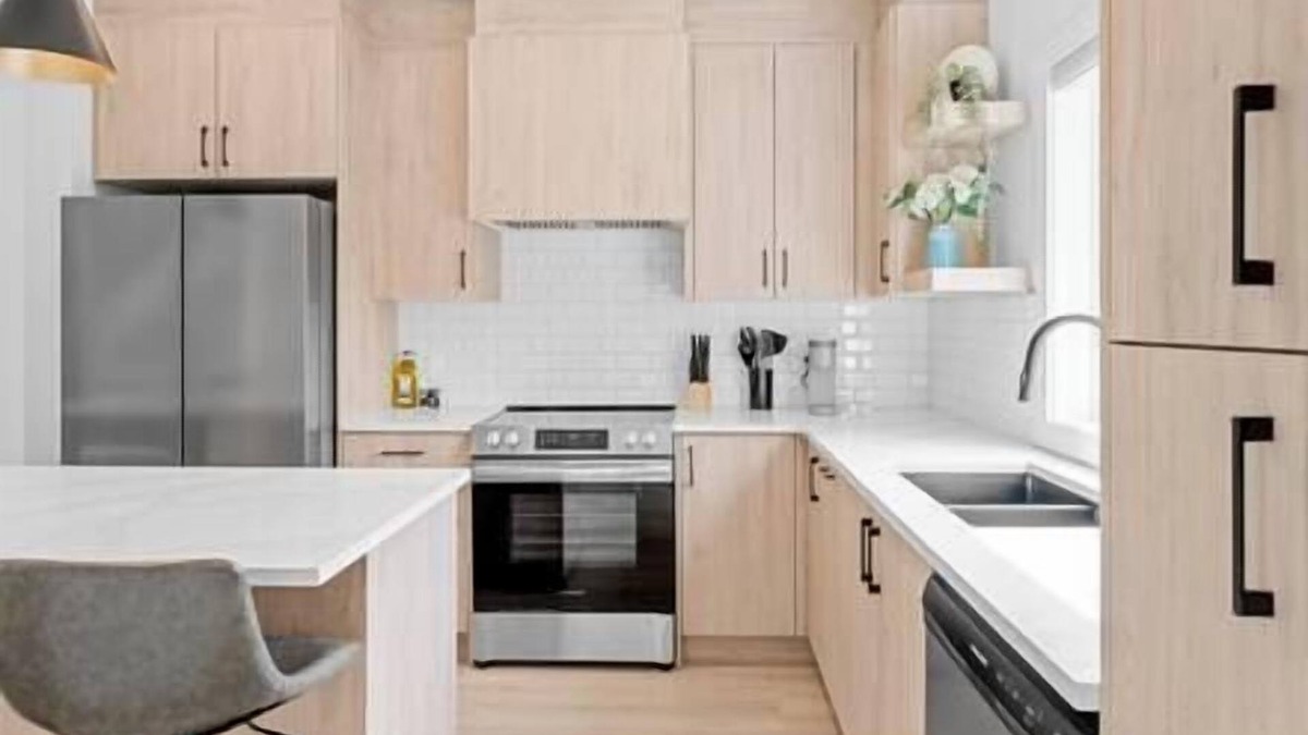 Southwest Calgary House | 12 Guests | 2 King Beds | Ping Pong| 6 BR| Garage