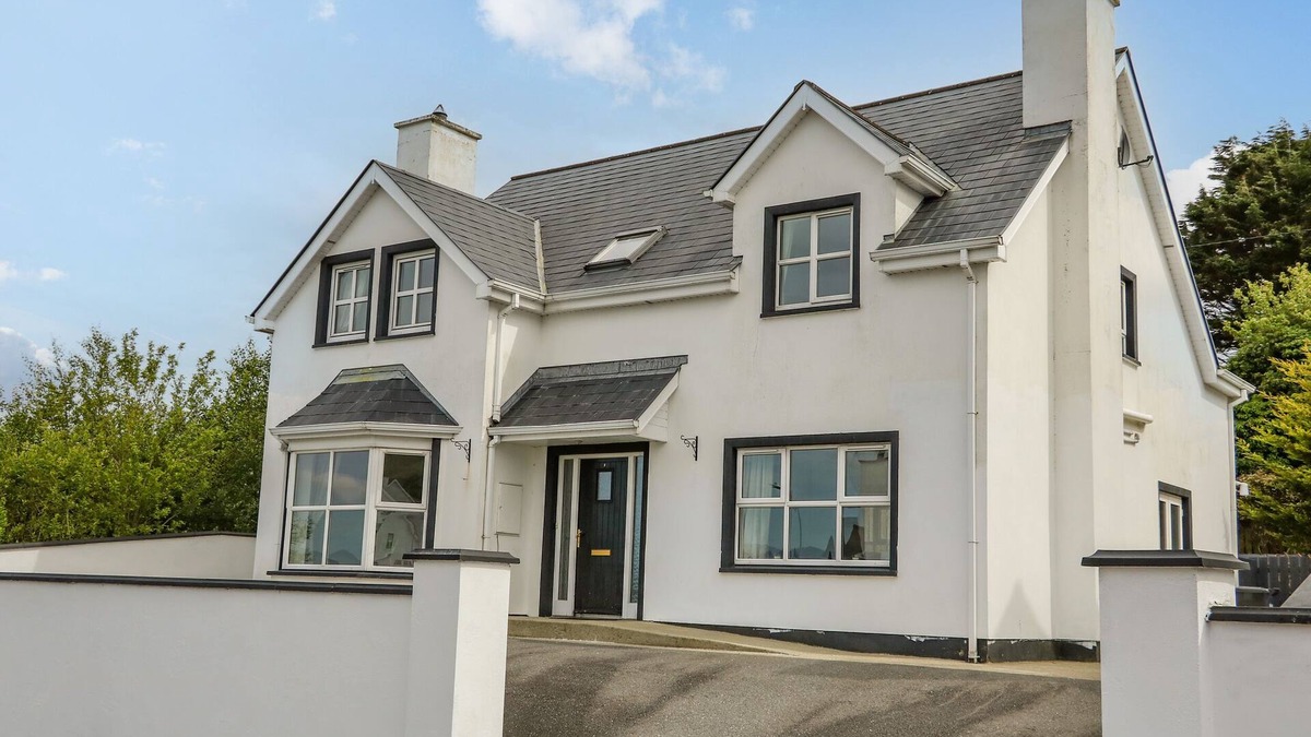Buncrana Cottage | 12 HILLVIEW, pet friendly, with open fire in Buncrana, County Donegal