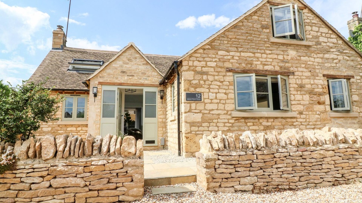 Kingham Cottage | 12 MANOR FARM CLOSE, family friendly, with open fire in Kingham