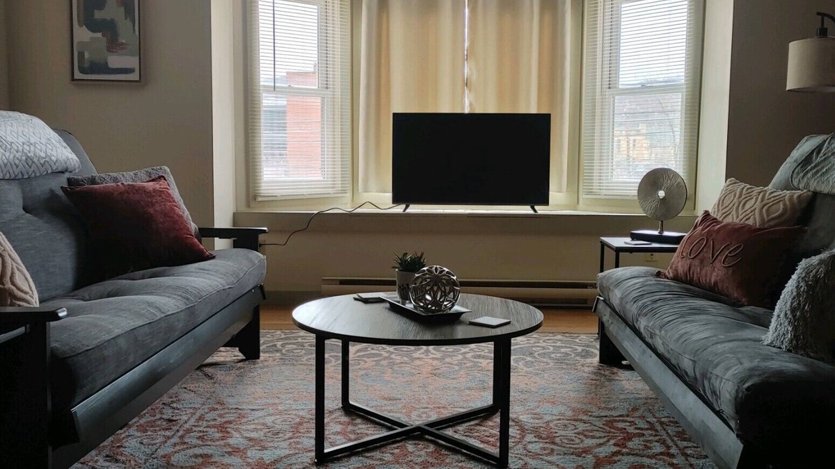 Derrick City Apartment | 12 mechanic, 2nd Floor, close , rest. , grocery shops. Above Players Nightclub.