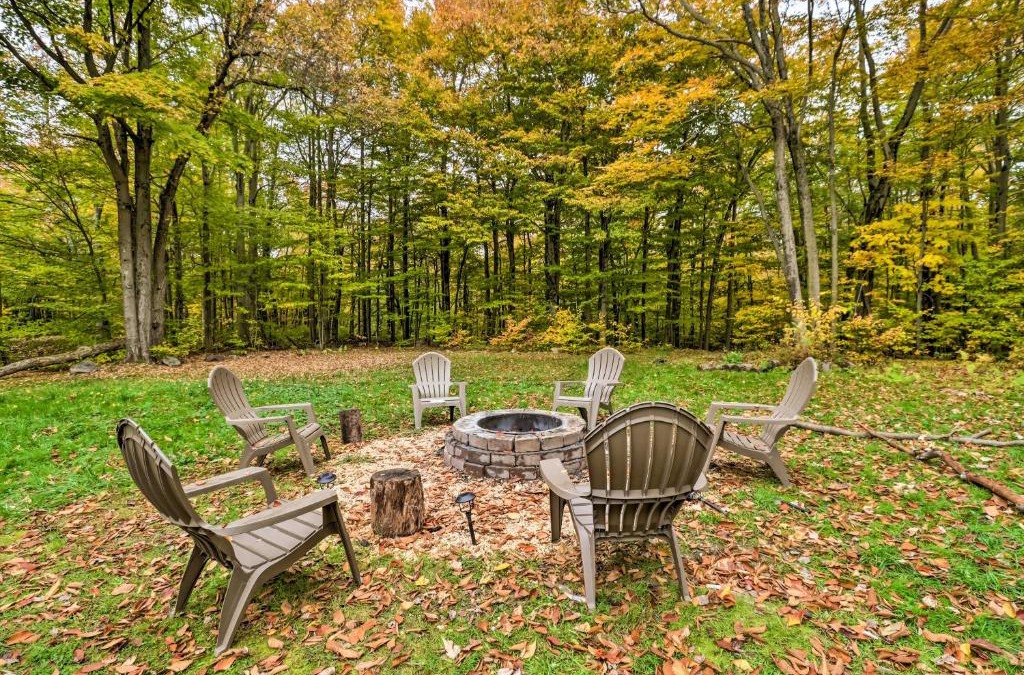 Tobyhanna House | 12 Mi to Camelback Ski Resort Home with Decks!