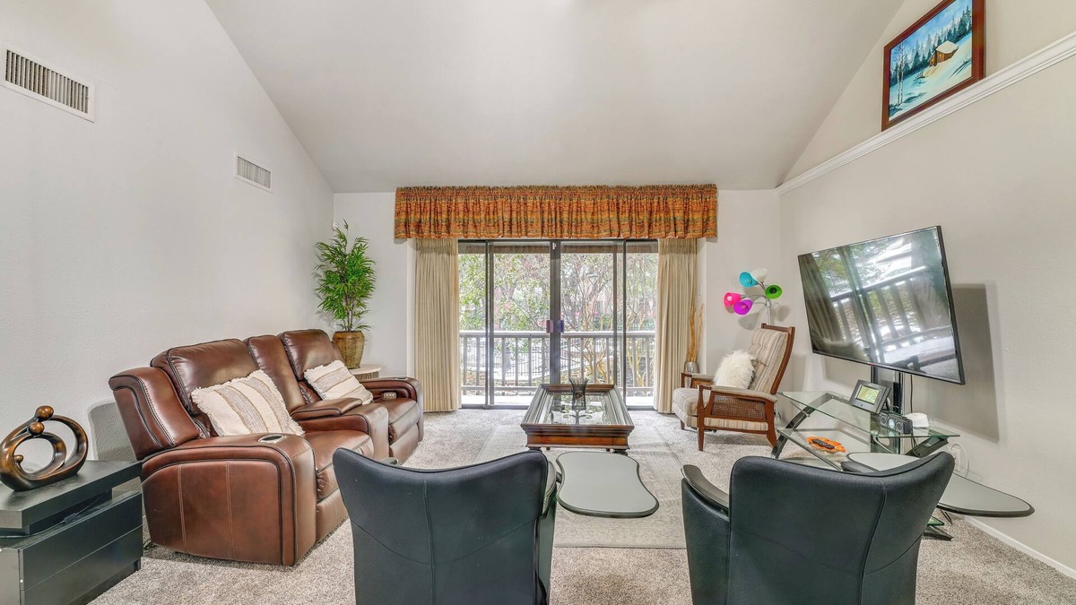 Las Colinas Condo | 12 Mi to Downtown Dallas: Irving Condo w/Balcony