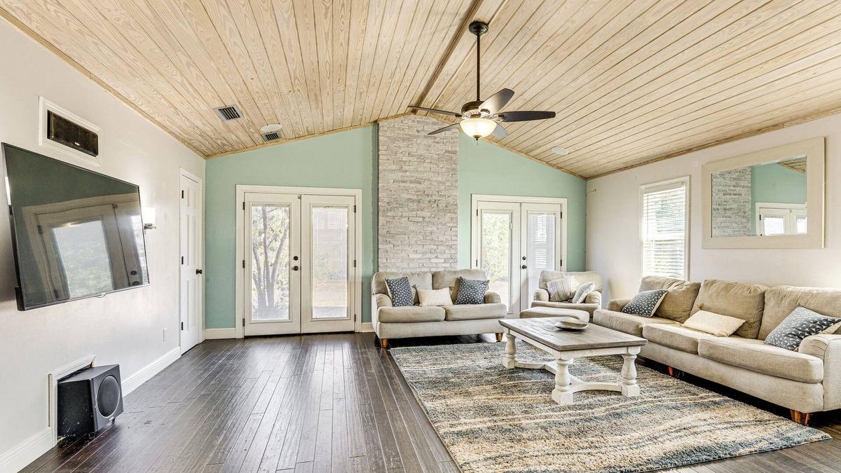Lynn Haven House | 12 Mi to PCB: 'The Whale’s Tale’ w/Patio & Grill