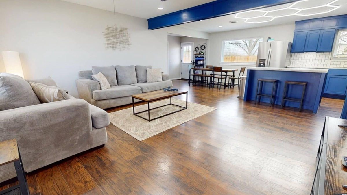 Davis House | 12 Minutes from Crossbar and Turner Falls, Sleeps up to 10, Fast Wi-Fi