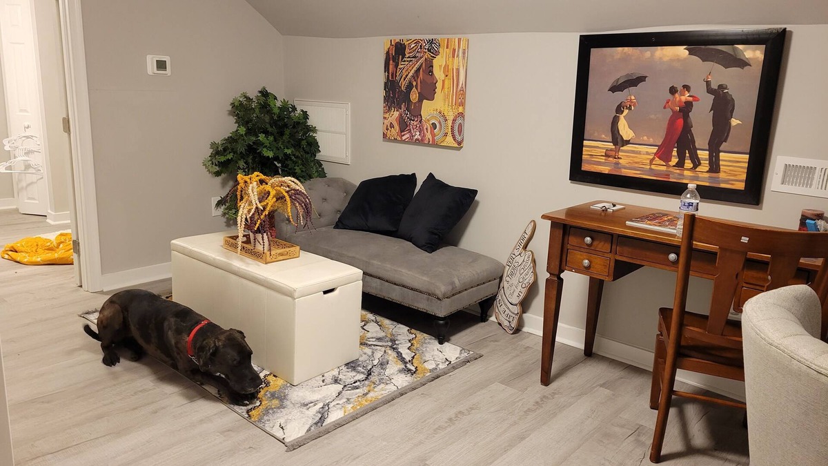Mosby Apartment | 12 minutes to downtown/Airport. Center location to any path you wish to take.