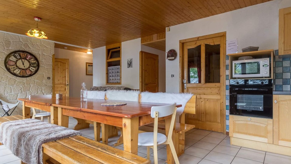 Saint-Sorlin-d'Arves Apartment | 12-person apartment, quiet 100 metres from the slopes, ski store on site