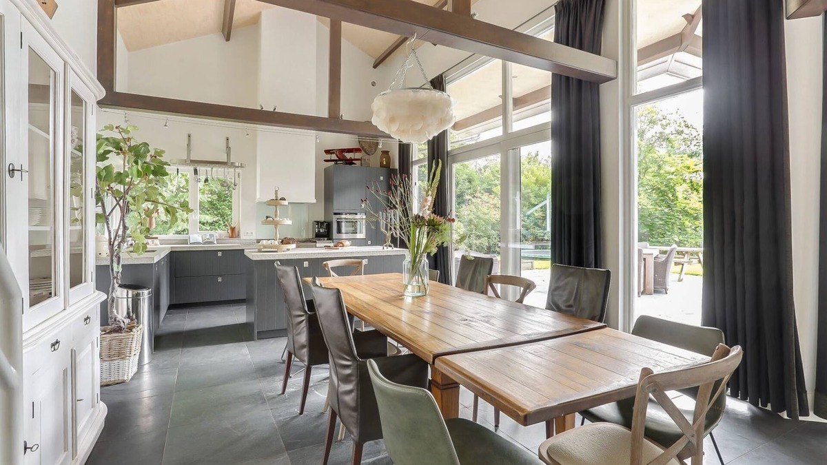 Uden House | 12 person detached country house with trampoline & Private outdoor hot tub