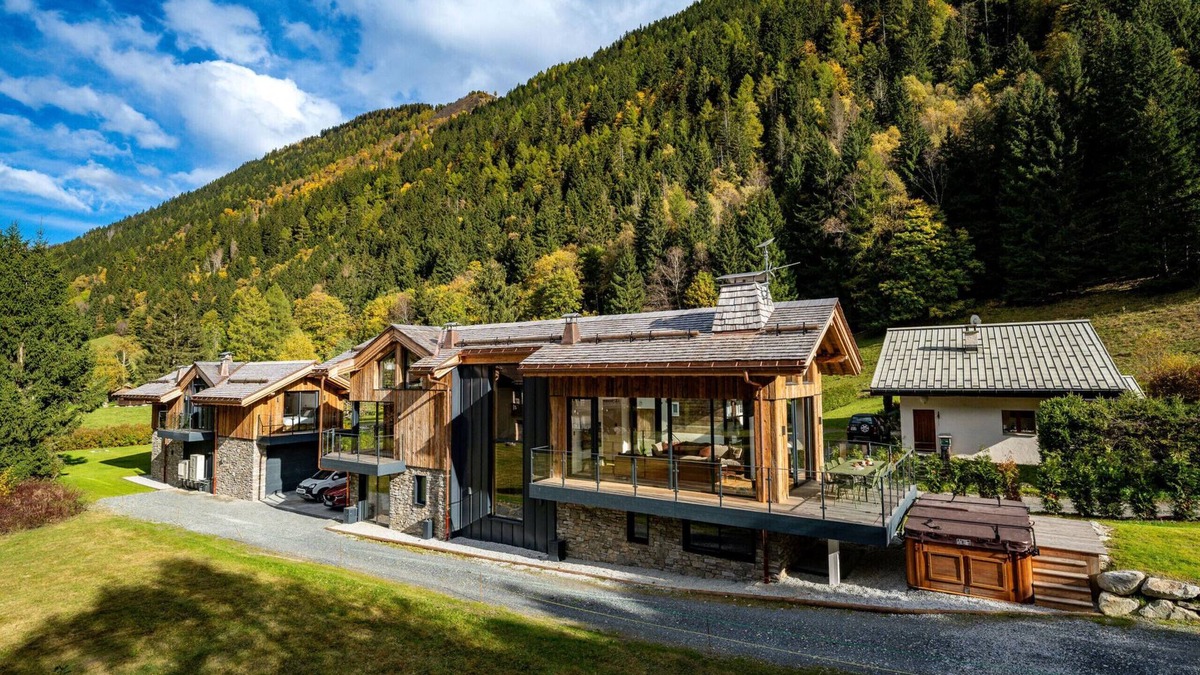 Le Lavancher Ski Chalet | 12 person chalet with large pool, sauna & hot-tub
