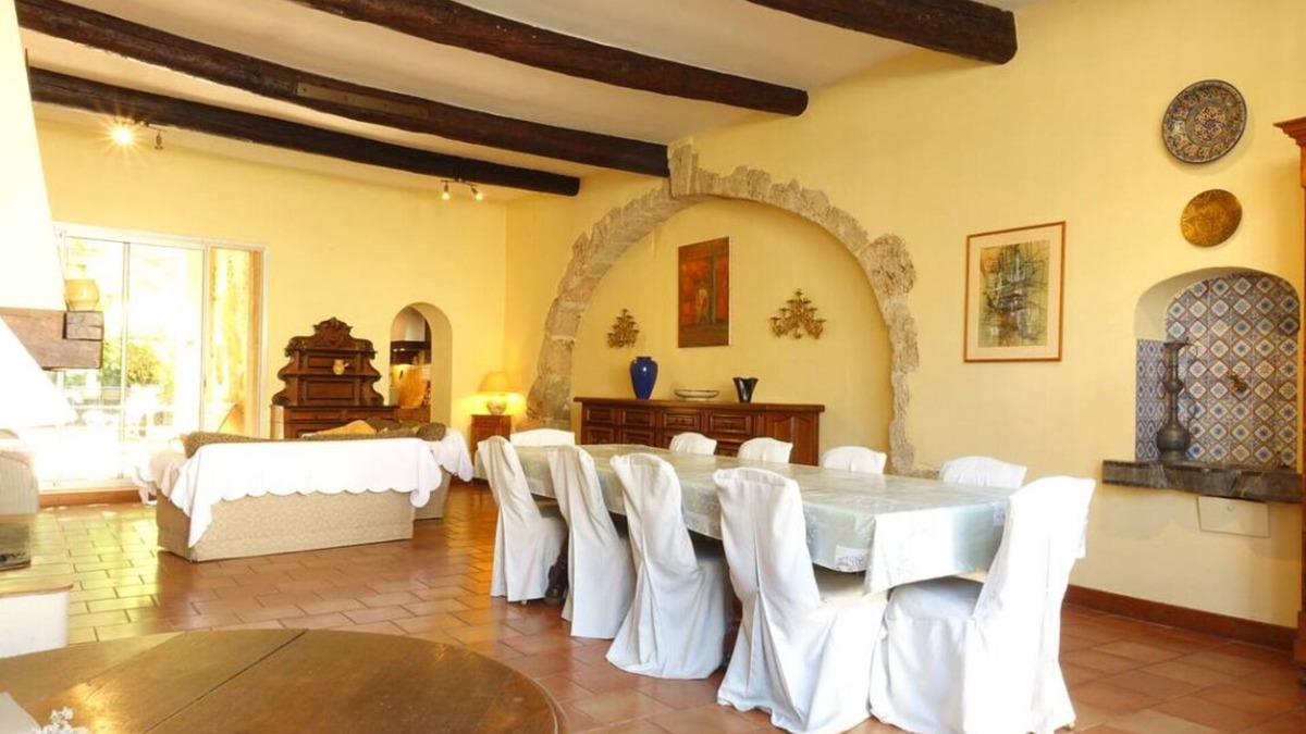 Ornaisons House | 12-person house perfect for seminars/meetings and large families