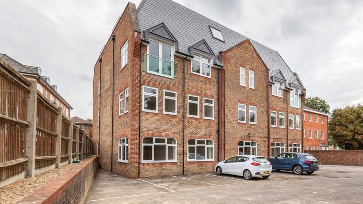 Leatherhead Apartment | 12 Swan House -2 bedroom apartment