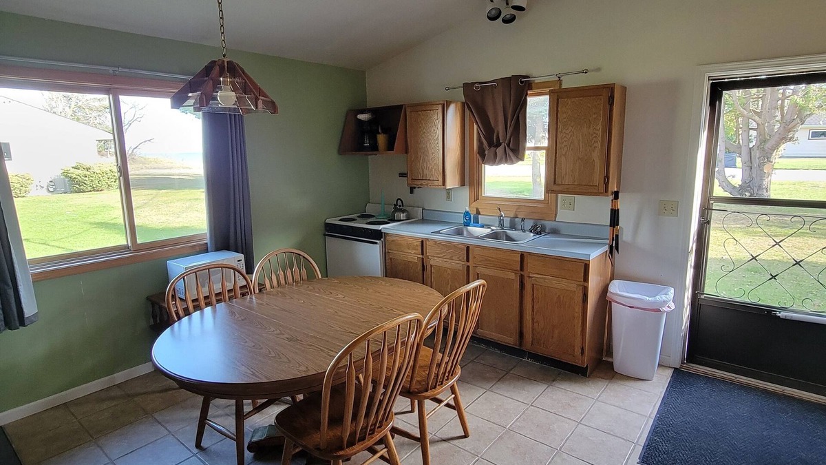 Oscoda Resort | #12 Thomas' Parkside Cottages, 2 BR Lake Huron Suite, downtown location