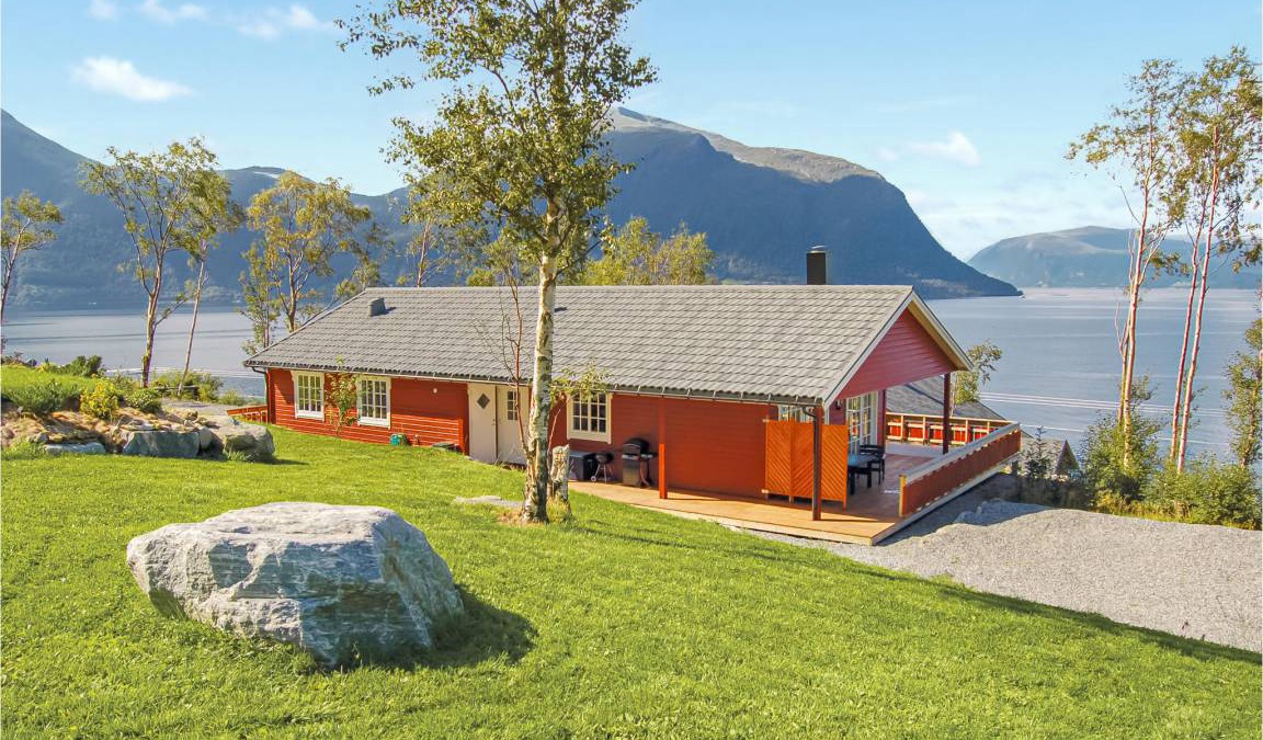 Hundeidvik House | 120 m² House ∙ 4 bedrooms ∙ 8 guests