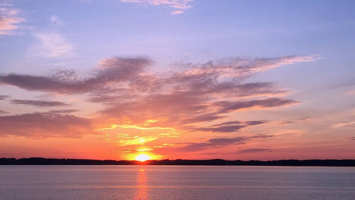 Acme House | 120' PRIVATE WHITE SAND BEACH, ON EAST GRAND TRAVERSE BAY, SPECTACULAR SUNSETS
