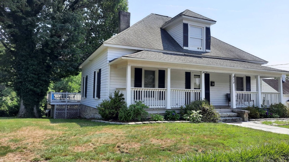 Mount Airy House | 120 year old home located in the heart of Mayberry and the Yadkin Wine Valley
