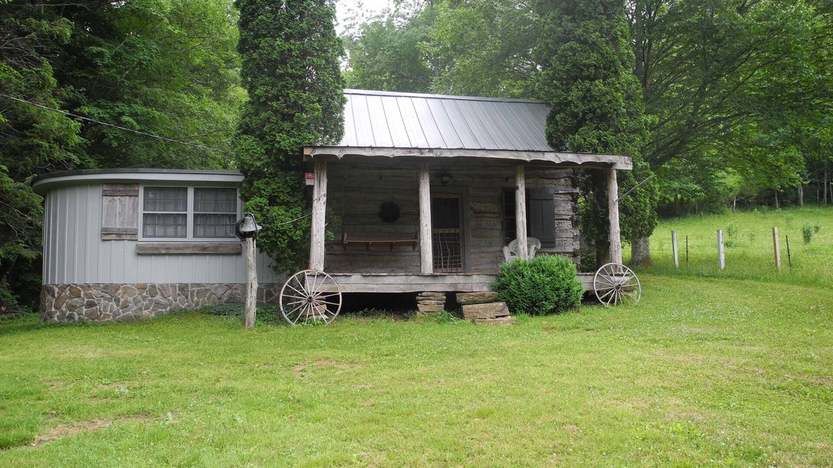 Boone Cabin | 120Yr Old Cabin Great for couple/family, 15 min from Boone, center of 200 acres!